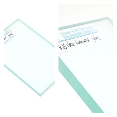 Ein klares, mit Wärmedämmung und UV-Schutz versehenes Glas